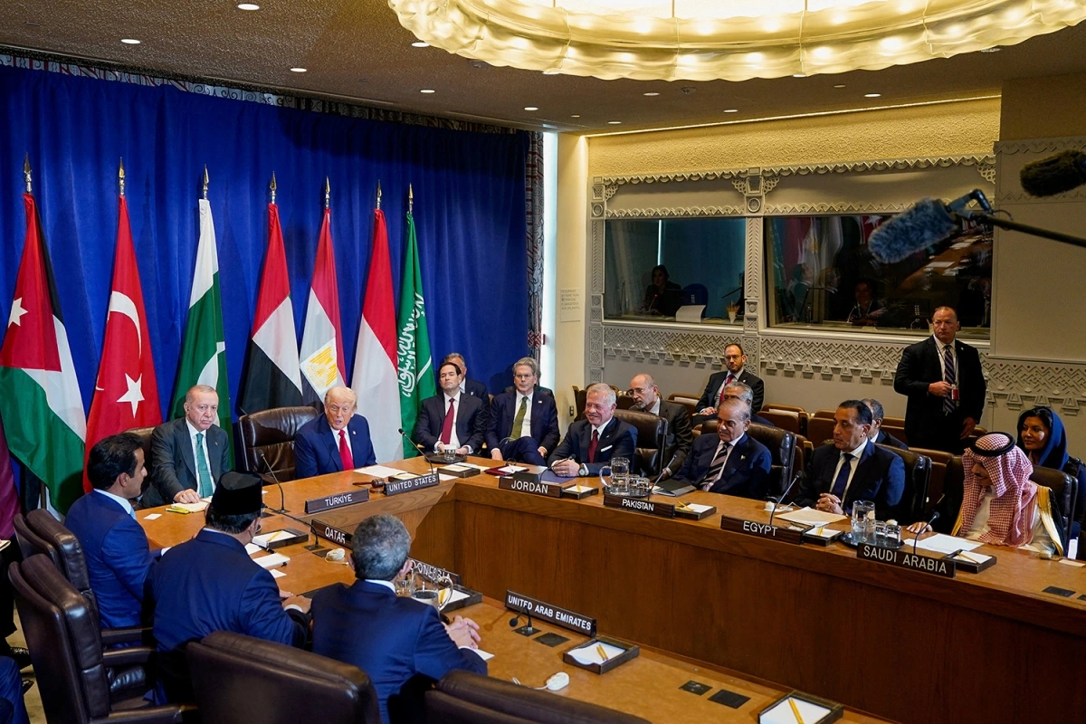 Tổng thống Mỹ Donald Trump có cuộc họp đa phương bên lề UNGA 80 ở New York, ngày 23/9/2025, với sự tham dự của các nhà lãnh đạo Thổ Nhĩ Kỳ, Jordan, Pakistan, Ai Cập, Saudi Arabia, Qatar, Indonesia và Các Tiểu vương quốc Arab Thống nhất. Ảnh: Reuters