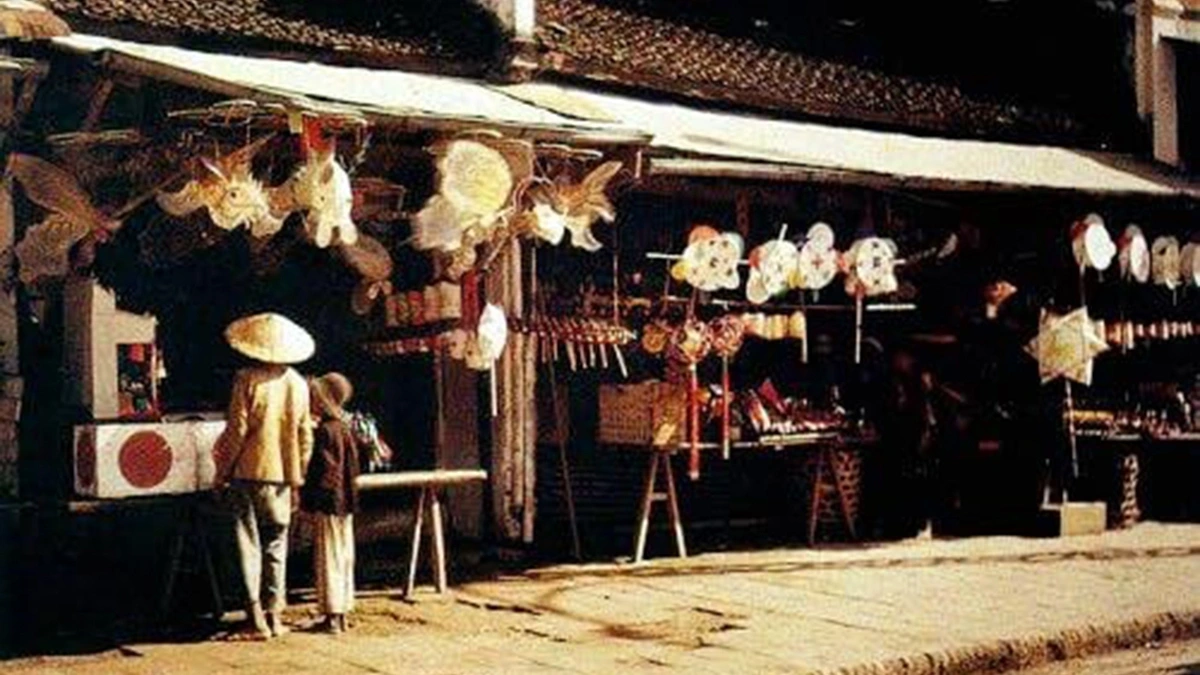 Ngay từ đầu tháng 8 âm lịch, trẻ con đã được bố mẹ đưa lên phố Hàng Gai, Hàng Mã ngắm và mua đồ chơi (Ảnh: Léon Busy)