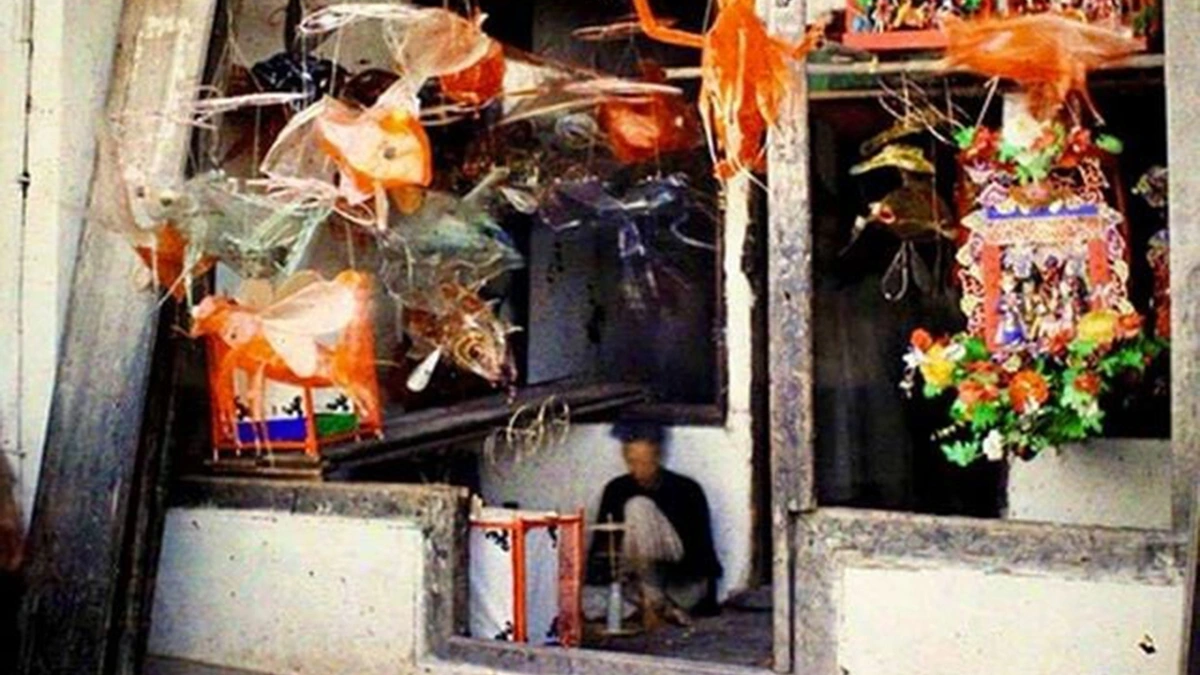 Một cửa hiệu bán đèn lồng và đồ chơi Trung thu năm 1915 trên phố Hàng Gai, Hà Nội (Ảnh do nhiếp ảnh gia Léon Busy chụp, thuộc kho sưu tập ảnh màu của Albert Kahn)