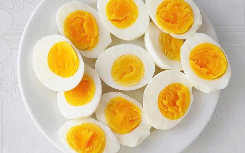 Ăn trứng luộc được nhiều người lựa chọn như một phương pháp giảm cân nhanh chóng