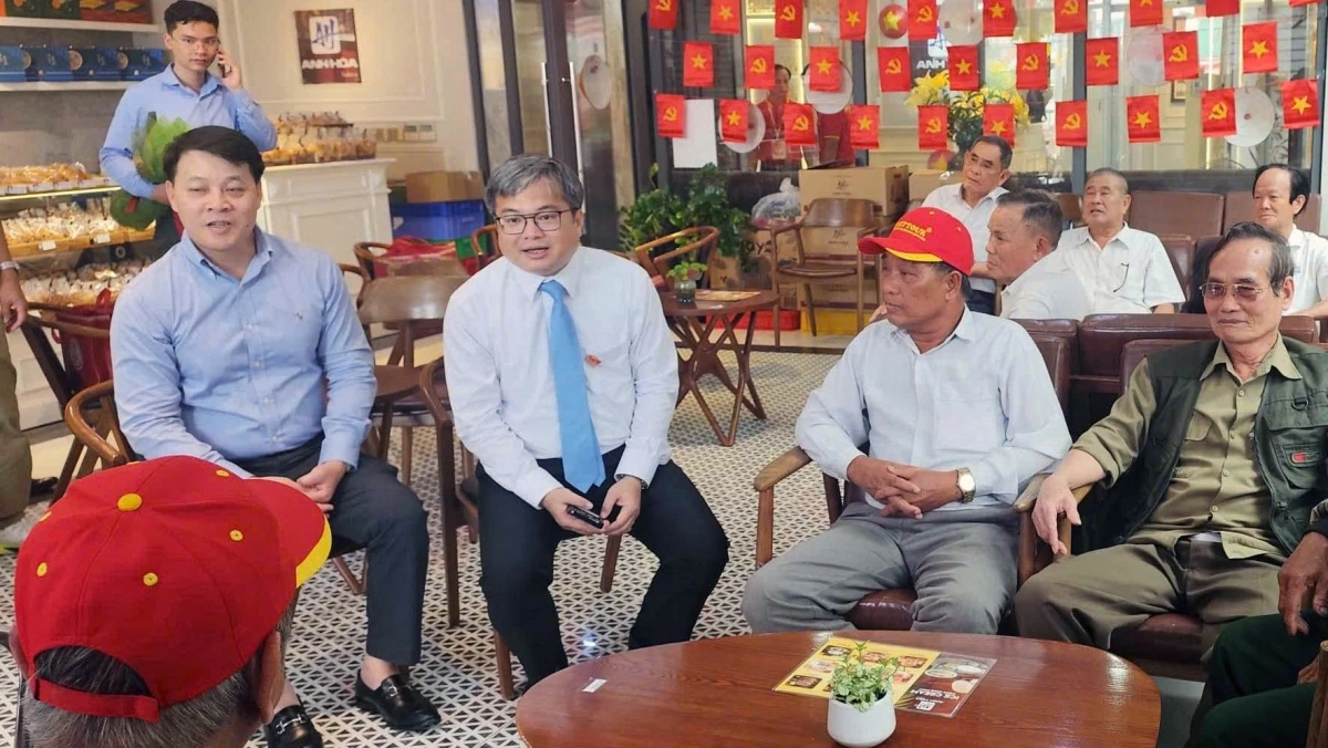 Phó Chủ tịch UBND Thành phố Hà Nội Trương Việt Dũng thăm hỏi đoàn đại biểu tỉnh Quảng Ngãi.