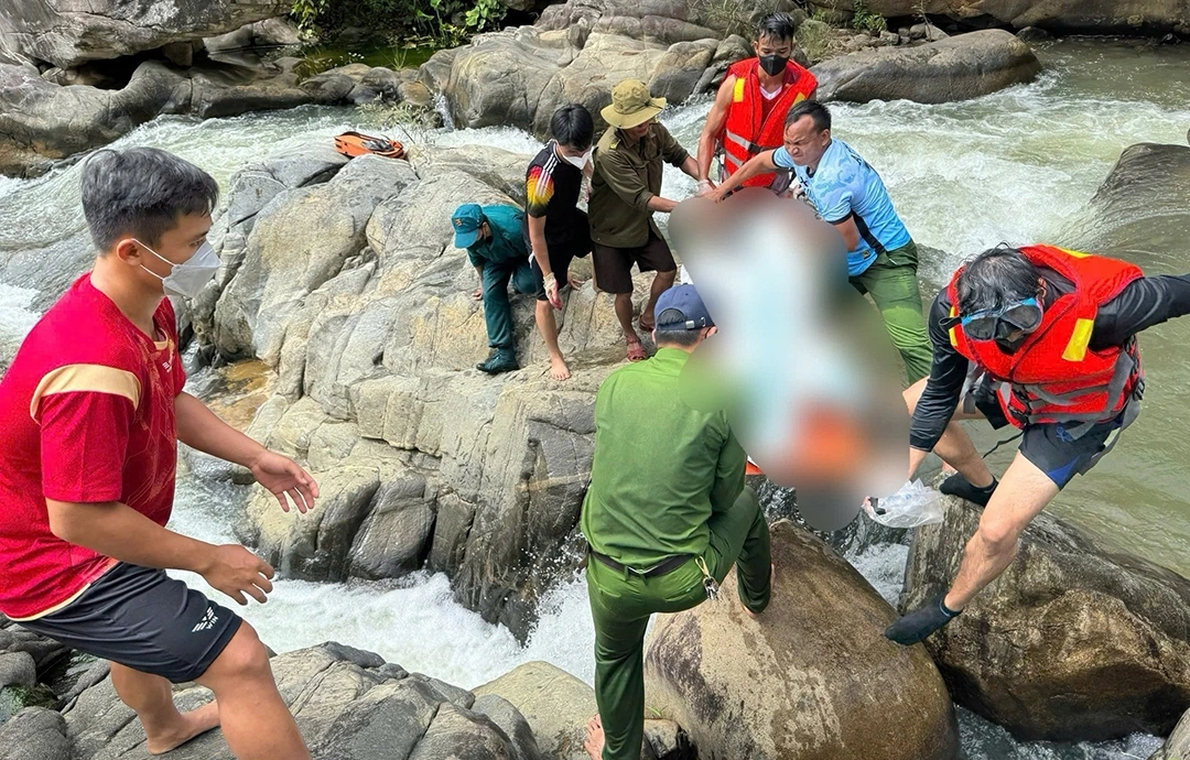 Các lực lượng cứu nạn đang đưa thi thể lên bờ (Ảnh- Cảnh sát phòng cháy chữa cháy)