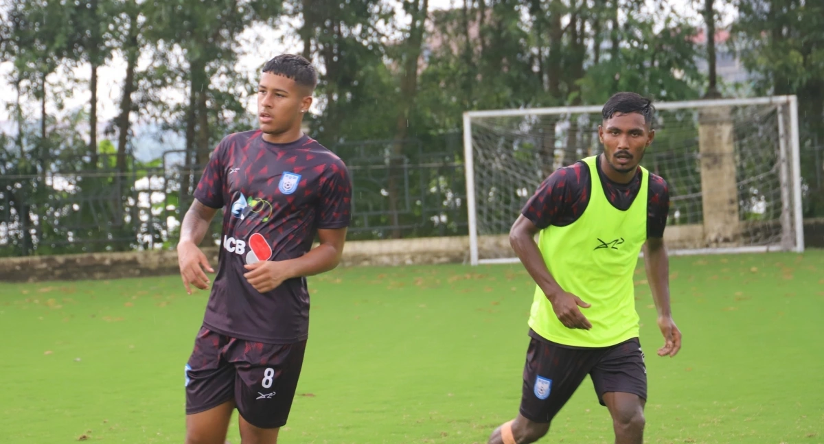 Cuba Mitchell (trái), cầu thủ gốc Anh của U23 Bangladesh. (Ảnh: BFF). 
