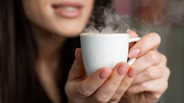 Uống trà hoặc cà phê quá nóng có thể gây ảnh hưởng xấu đến sức khỏe. Ảnh: Mash