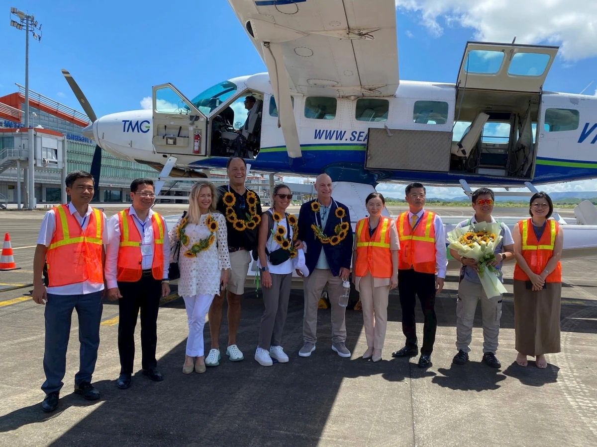 US millionaires receive warm welcome at Van Don International Airport, Quang Ninh, on their three-day tour of the locality's major tourist attractions. (Photo: Ngoc Anh/ daidoanket.vn)