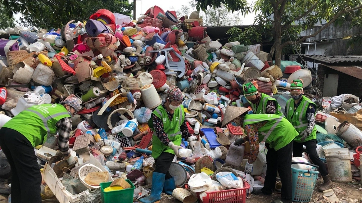 Mức miễn thuế 200 triệu đồng/năm vượt thu nhập thực tế, nếu áp dụng cứng nhắc sẽ đe dọa sinh kế của người nhặt ve chai, đồng nát.
Ảnh: KT