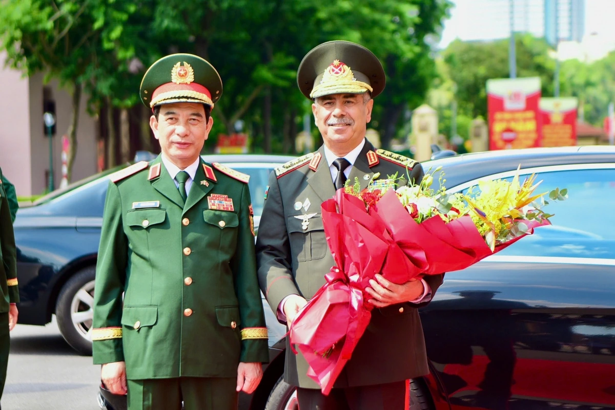 Đại tướng Phan Văn Giang chào mừng Thượng tướng Zakir Hasanov sang thăm chính thức Việt Nam.