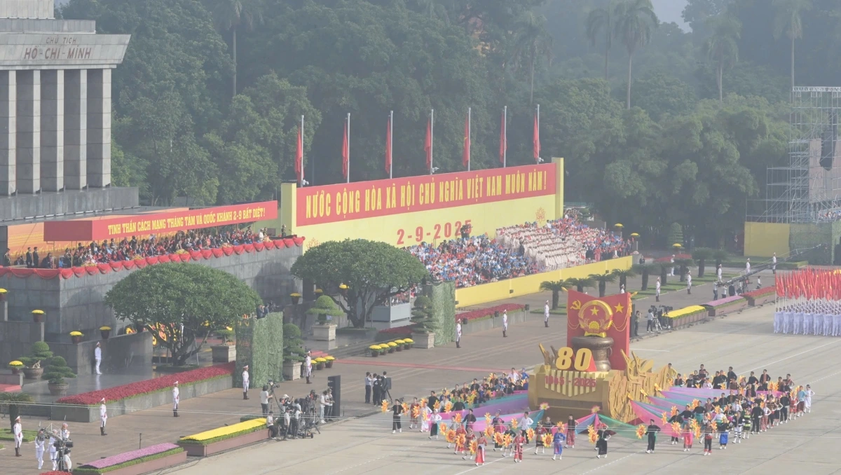 Đi đầu các khối nghi trượng và đội hình diễu binh tiến vào Quảng trường Ba Đình là Quốc huy nước CHXHCN Việt Nam. Thân xe được phát triển từ họa tiết “chèo Thuyền” gắn liền với Trống đồng, biểu tượng của tinh thần đại đoàn kết dân tộc Việt Nam, nguyện một lòng đi theo con đường XHCN mà Đảng, Bác Hồ và Nhân dân ta đã lựa chọn; đưa “Con thuyền Cách mạng Việt Nam” cập bến bờ vinh quang, hạnh phúc.
