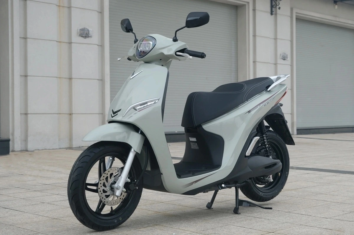 Trong số các thương hiệu xe máy điện tại Việt Nam, VinFast giữ vai trò dẫn dắt nhờ danh mục sản phẩm đa dạng, đạt mức tăng tới 447% so với cùng kỳ năm ngoái.