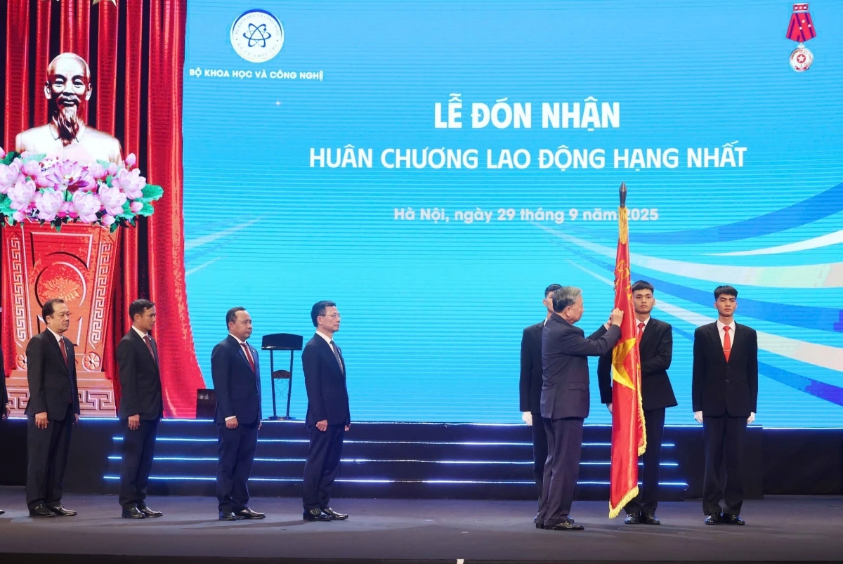 Tổng Bí thư Tô Lâm gắn Huân chương Lao động hạng Nhất tặng Bộ Khoa học và Công nghệ