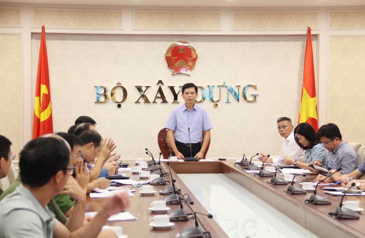 Thứ trưởng Bộ Xây dựng Lê Anh Tuấn đề nghị các đơn vị chuyên môn phối hợp chặt chẽ cùng các chuyên gia, Sở Xây dựng Hà Nội sớm đưa ra phương án phục hồi hư hỏng, đảm bảo an toàn cho người dân.