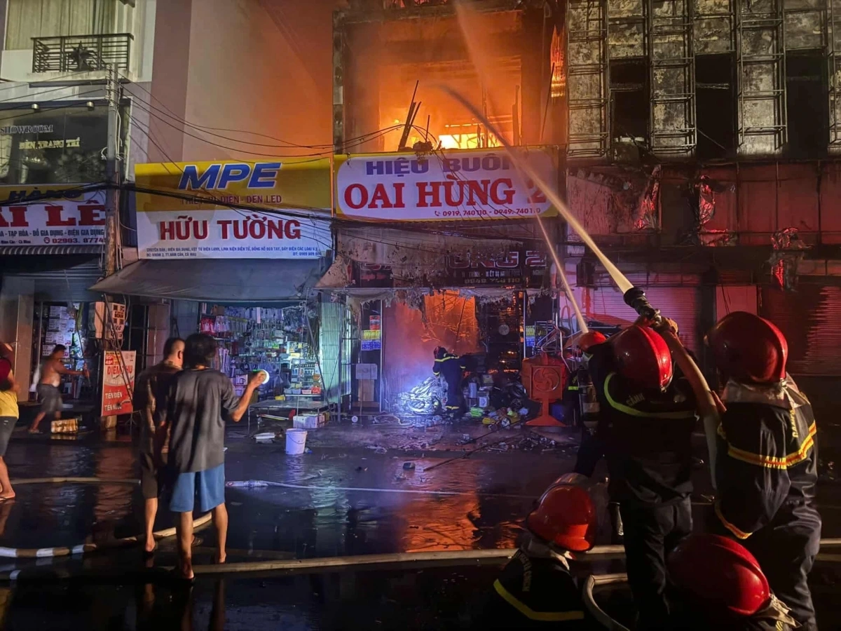 Vụ cháy gây thiệt hại 2 ngôi nhà và một phần ngân hàng