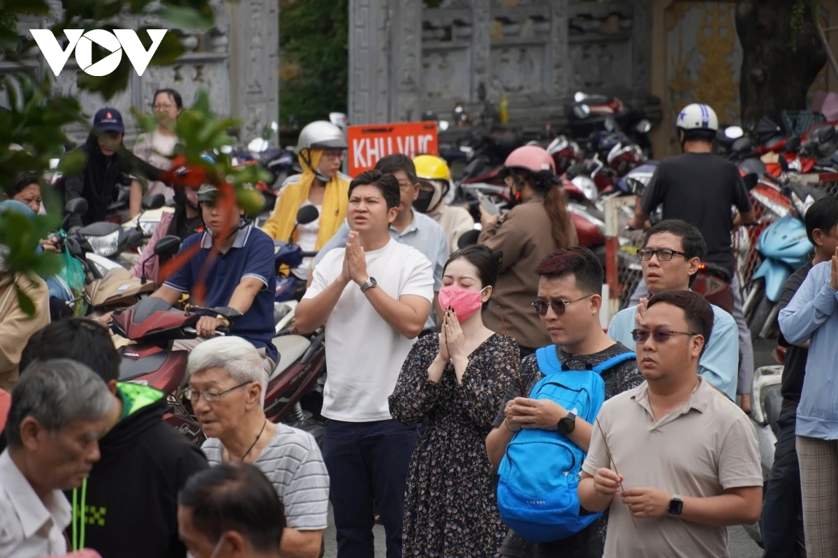 Vietnamese people believe that on this day, the souls of the dead return home and gather with family members. It’s therefore an important occasion for family gatherings and a time to express love and gratitude to ancestors and parents.