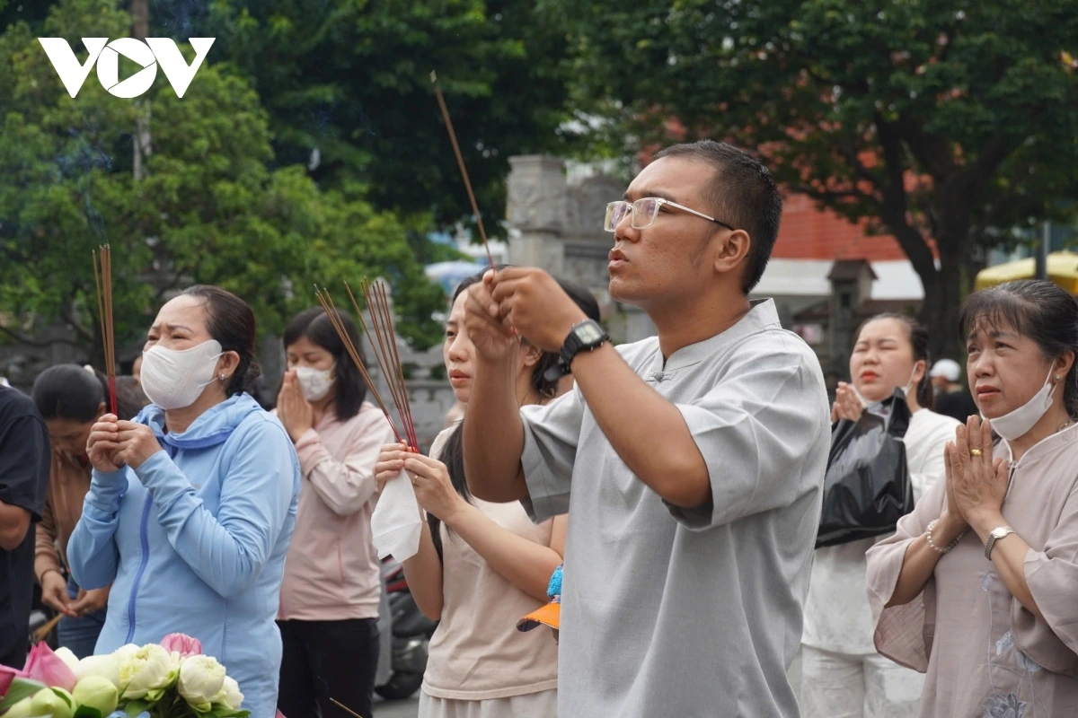 The offering often includes six things, including incense (agarwood), flowers, lanterns (lights, candles), tea, fruit, and food (sticky rice, cake)
