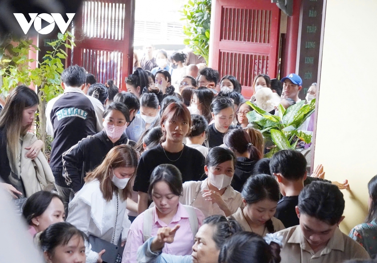 Crowds of Buddhists and residents flock to pagodas to honor and pay respects to their parents