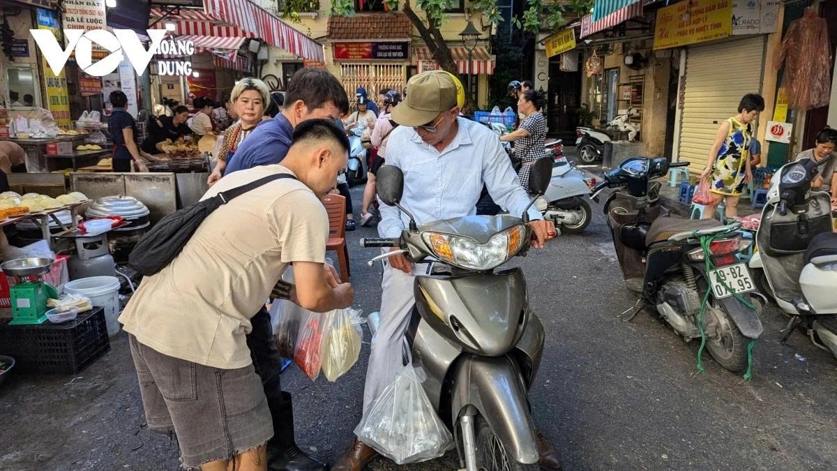 Held annually on the 15th day of the seventh lunar month, the Vu Lan Festival, also known as "All Souls’ Day," is Vietnam’s second largest traditional celebration after the Lunar New Year (Tet). In preparation for the occasion, Hang Be wet market bustles with activity from early morning, as locals gather to purchase offerings for the festival.