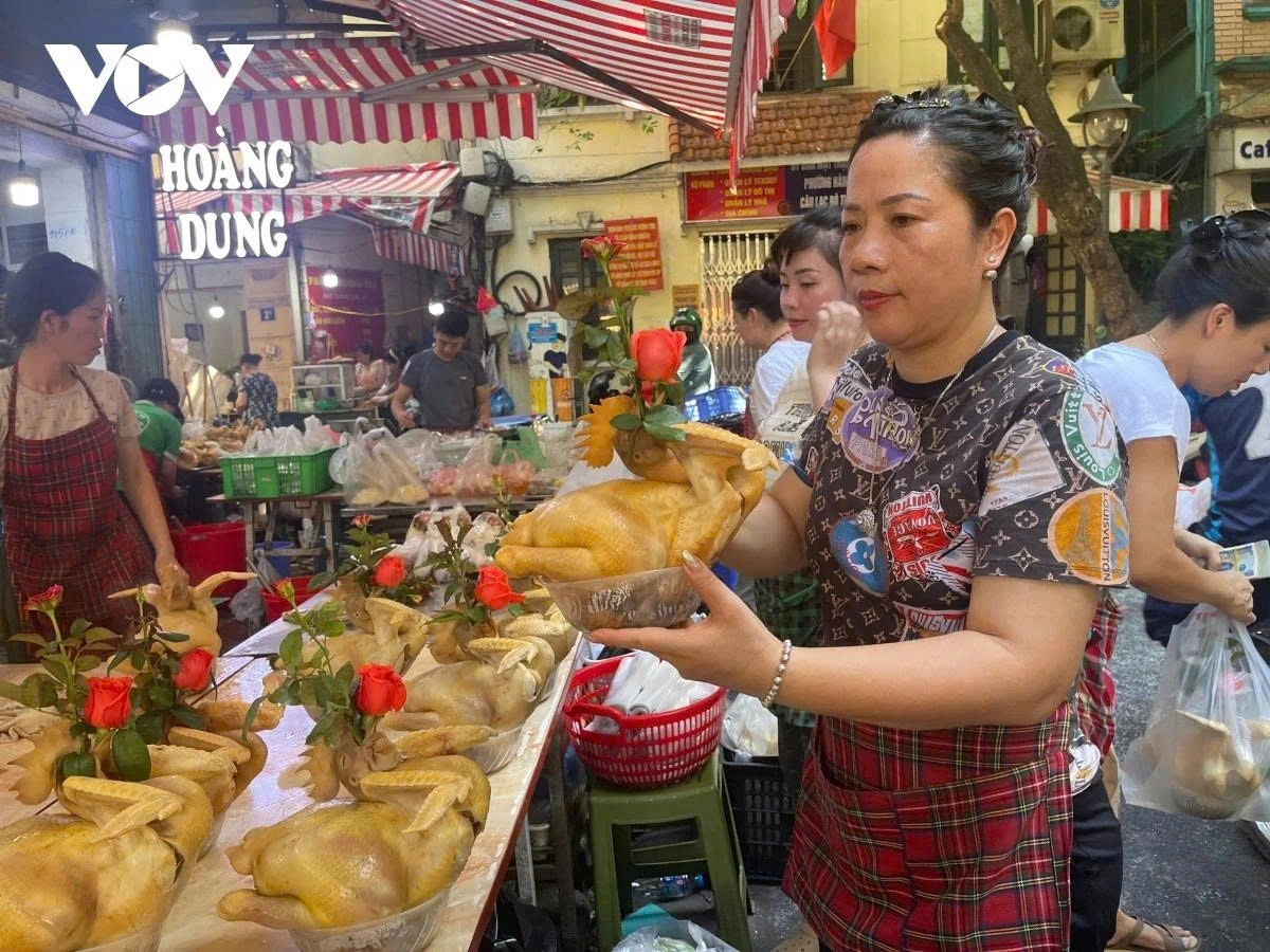 Boiled chicken, roasted birds and sticky rice draw much plenty of customers.