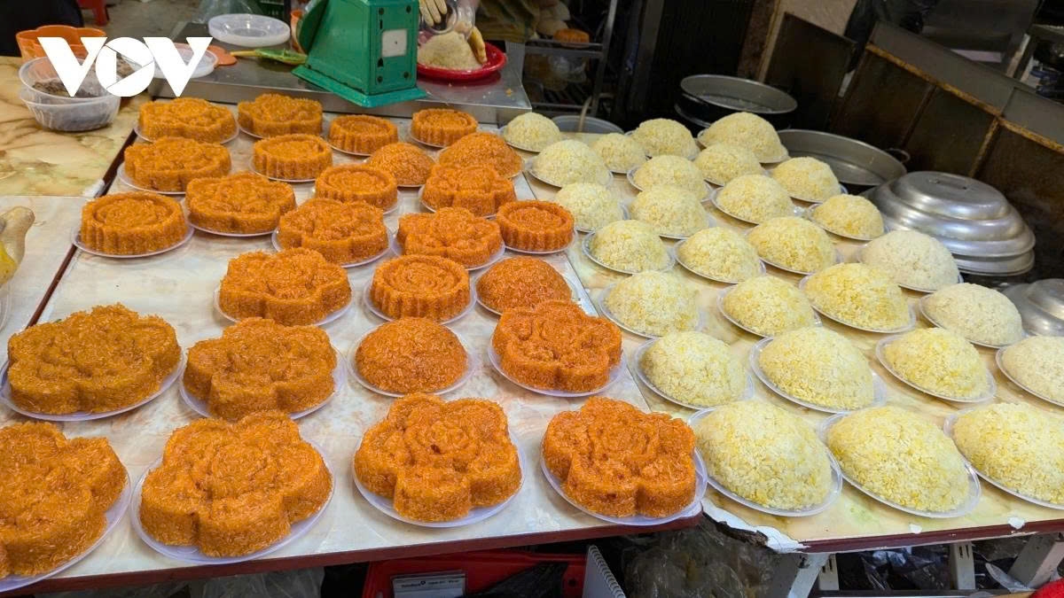 Plates of sticky rice cost between VND30,000 and VND35,000 each.