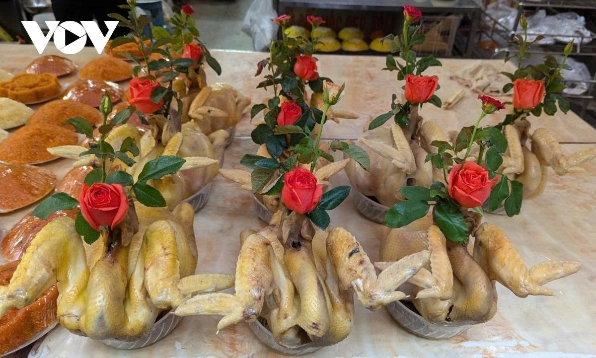 Many people line up to purchase traditional offerings such as boiled chicken, with prices ranging from VND400,000 to VND600,000 each, depending on size and presentation.