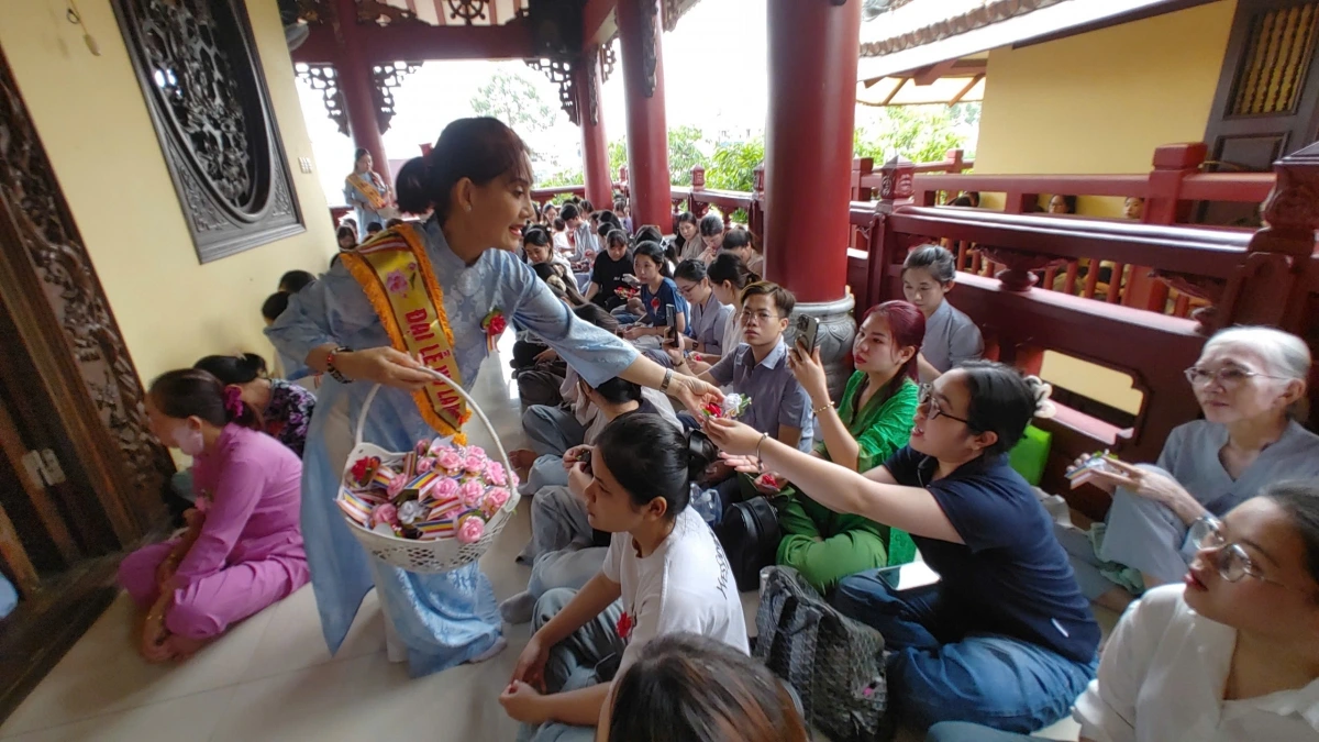 Red and white roses worn as part of Vu Lan Festival tradition