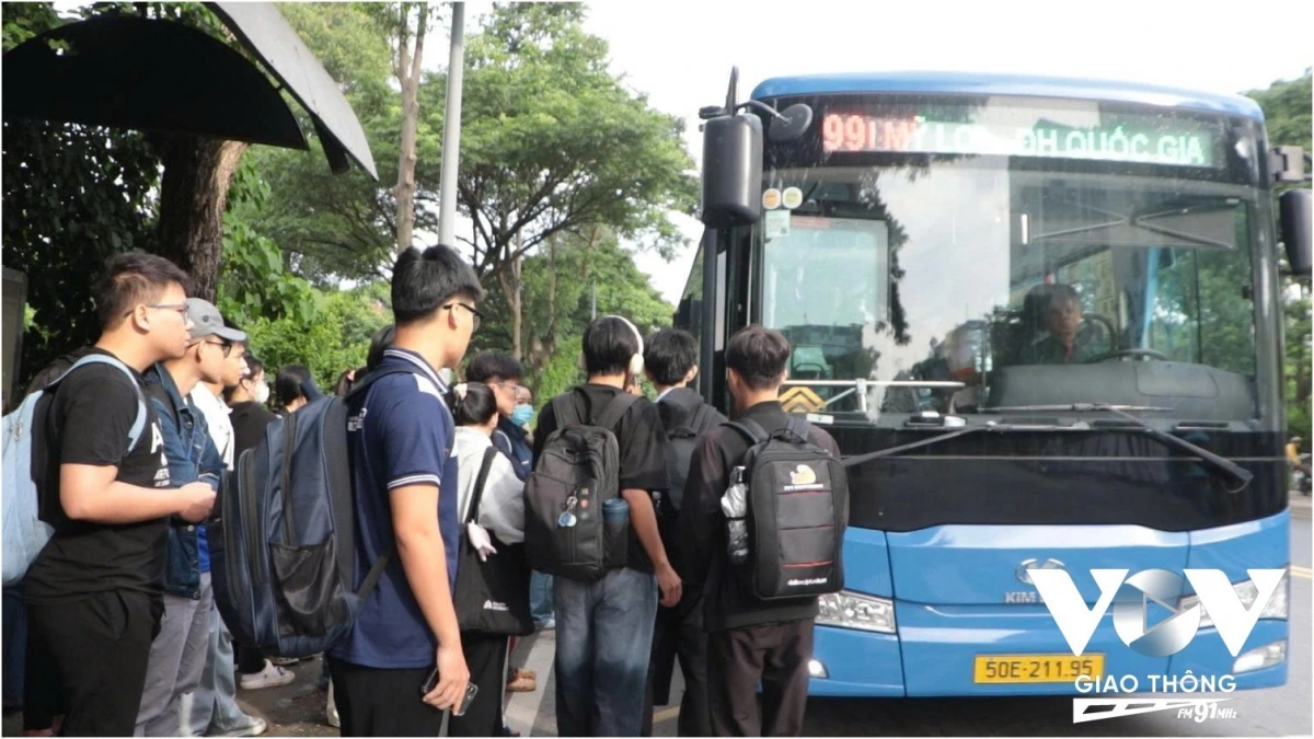 Tuyến xe buýt số 33 và điều chỉnh, không còn đi vào Ký túc xá Khu B – Đại học Quốc gia TP.HCM. Quyết định này khiến nhiều sinh viên gặp khó khăn trong việc di chuyển, dẫn đến tình trạng quá tải trên các tuyến khác như 53 và 99