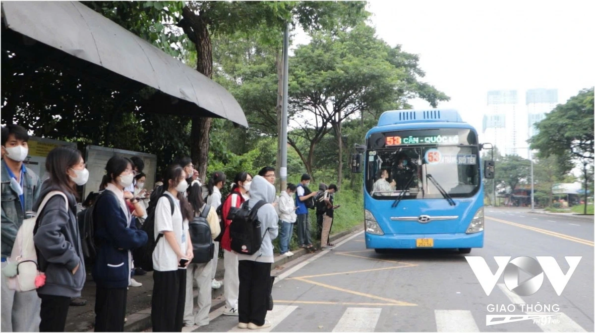 Sinh hoạt của hàng ngàn sinh viên đảo lộn sau khi tuyến xe 33 cắt giảm, giờ phải phục thuộc tuyến 53 và 99 trong cảnh lúc nào cũng quá tải, thời gian chờ lâu