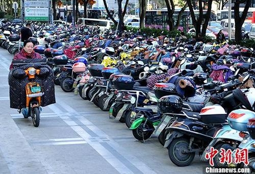 Xe đạp điện đã trở thành phương tiện phổ biến tại Trung Quốc. Ảnh: China News Service