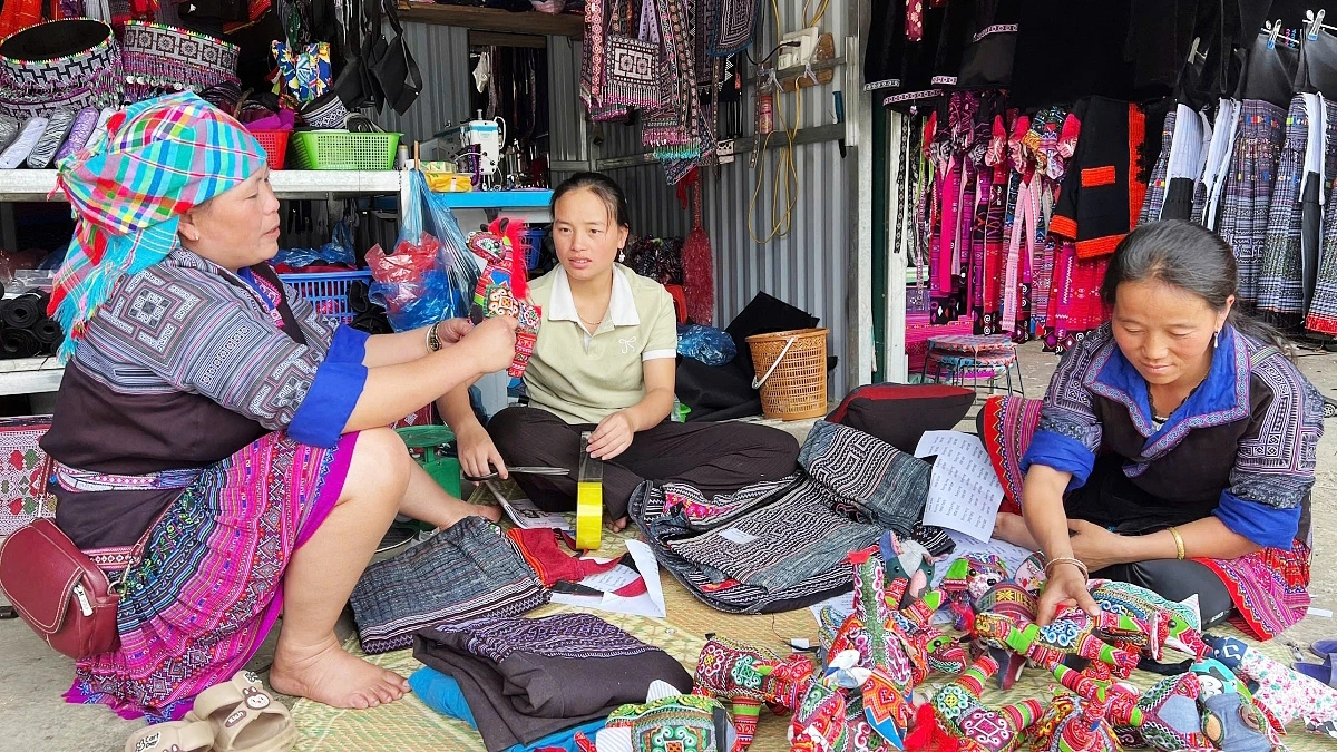 Chị Lý Thị Ninh (trái) cùng chị em trong tổ sản xuất.