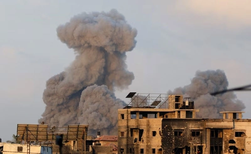Khói bốc lên tại thành phố Gaza sau một cuộc không kích của Israel. (Ảnh minh họa: Reuters)