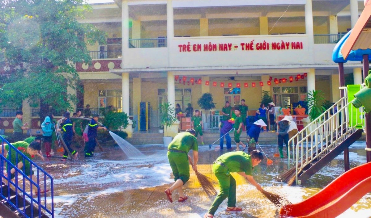 Công an xã Xuân Mai phối hợp cùng các lực lượng chức năng và nhân dân chung sức khắc phục hậu quả mưa lũ