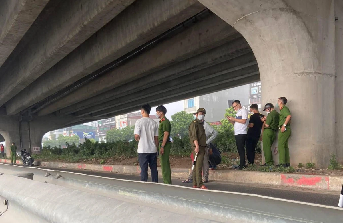 Lực lượng chức năng khám nghiệm hiện trường