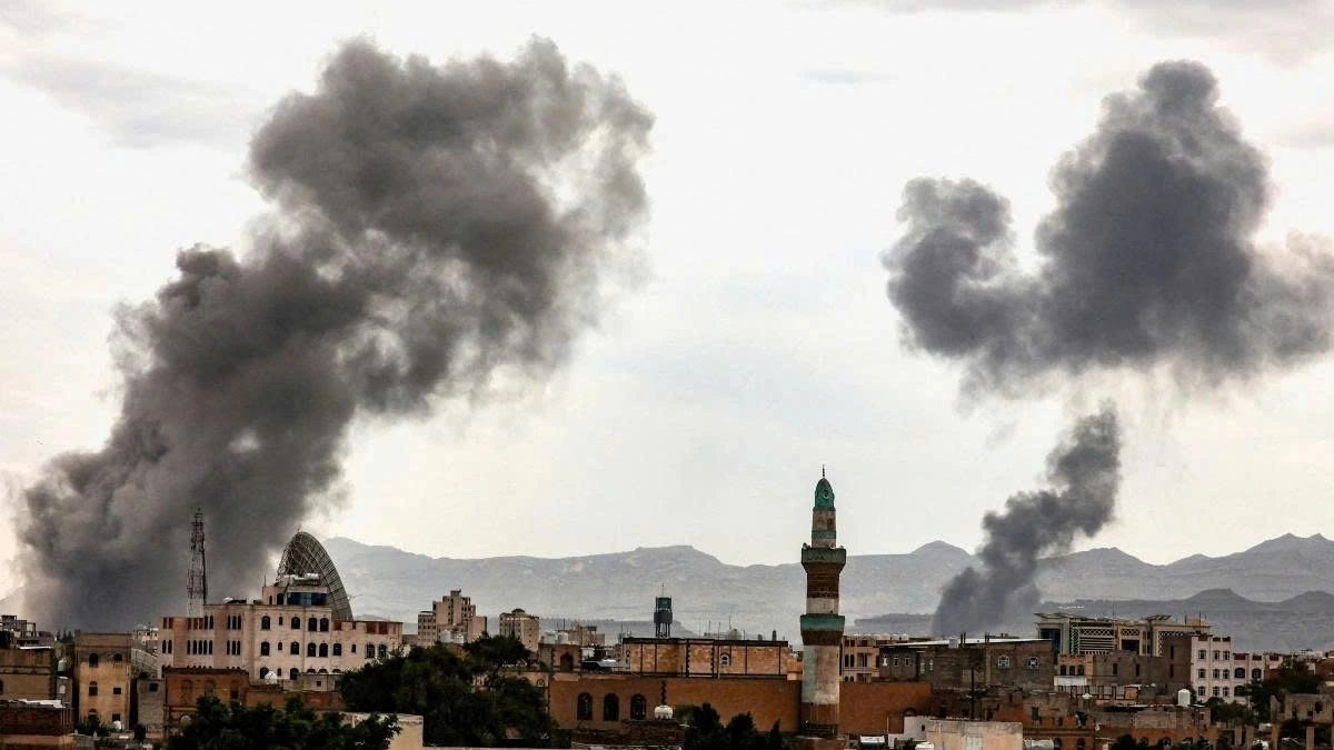 Khói bốc lên sau cuộc không kích của Israel vào Sanaa, Yemen ngày 10/9. Ảnh: Reuters