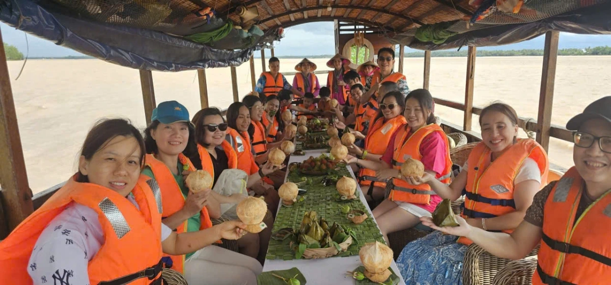 Du lịch trải nghiệm sông nước rất thú vị của công ty Du lịch C2T - Bến Tre ( tỉnh Vĩnh Long)