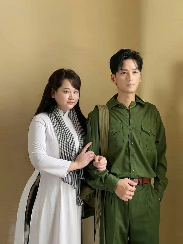 Diễn viên Trúc Anh chia sẻ khoảnh khắc hội ngộ Trần Nghĩa sau nhiều năm. Trong ảnh, nữ diễn viên diện áo dài trắng, đeo khăn rằn đứng cạnh Trần Nghĩa với bộ quân phục. (Nguồn: FBNV)
