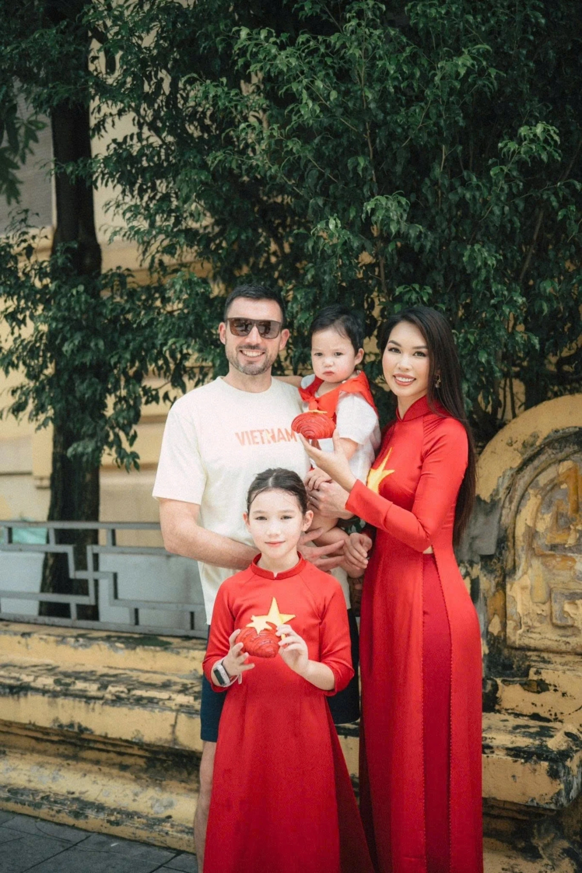Người mẫu Hà Anh cho biết vào dịp nghỉ lễ, cô đưa cả gia đình về Hà Nội để đón Tết Độc lập. Cô cùng chồng và các con đi xem các buổi tổng duyệt diễu binh, diễu hành, hòa chung niềm vui với mọi người. (Nguồn: FBNV)