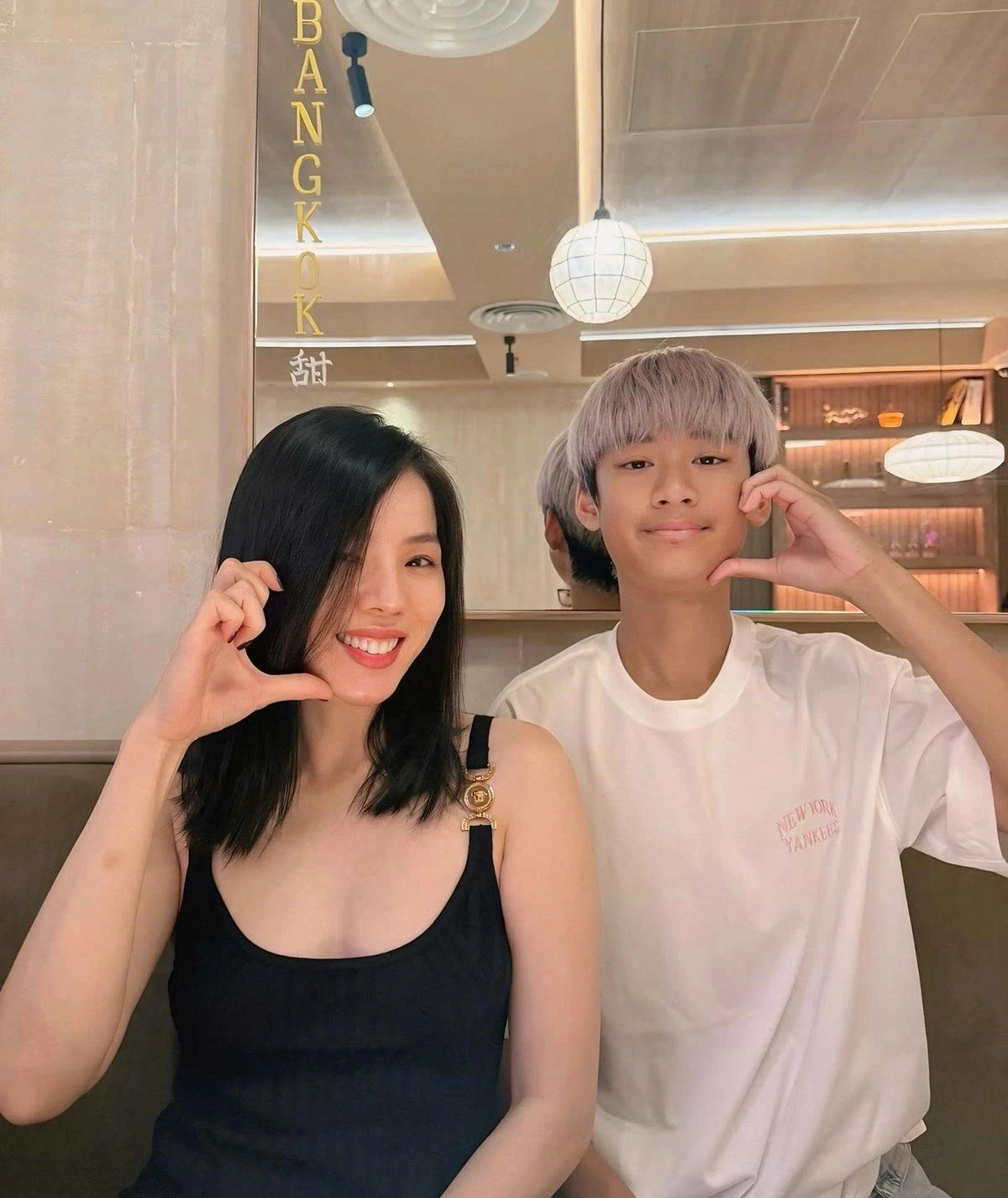 Lệ Quyên đưa con trai đi ăn nhà hàng. Cô cho biết con trai tuổi teen đã ra dáng thanh niên, cao vượt mẹ một cái đầu.