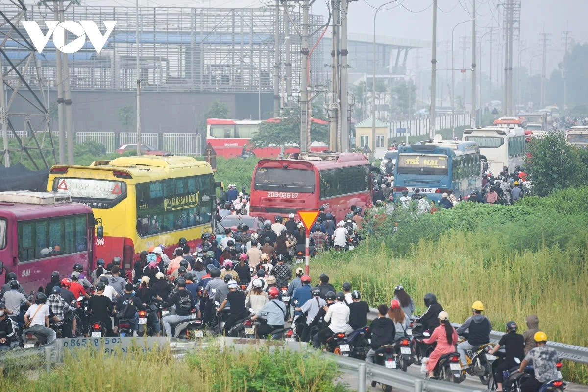Hàng dài phương tiện ùn tắc giao thông tại khung giờ cao điểm sáng sớm