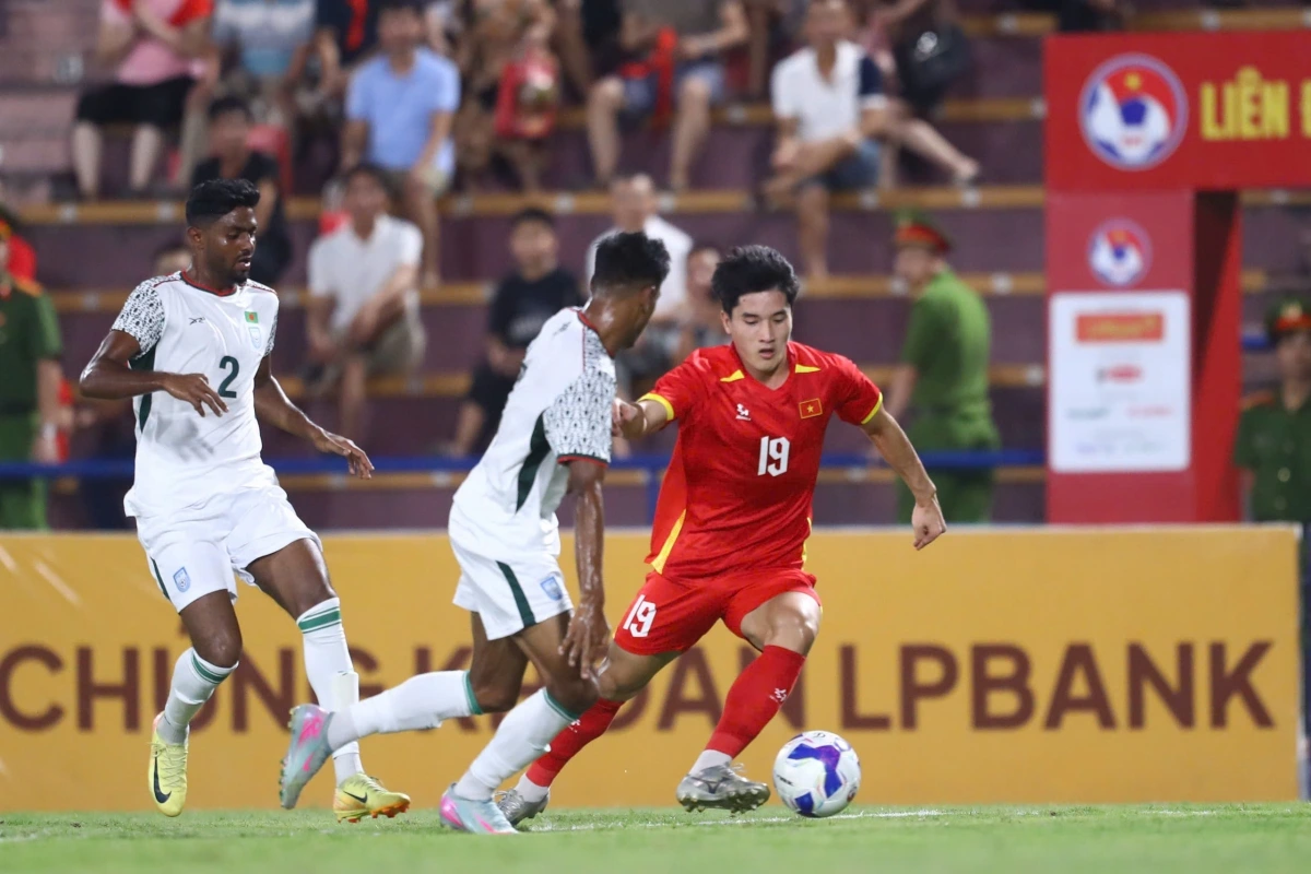 U23 Việt Nam áp đảo nhưng chưa thể có bàn thắng thứ hai vào lưới U23 Bangladesh (Ảnh: Như Đạt)