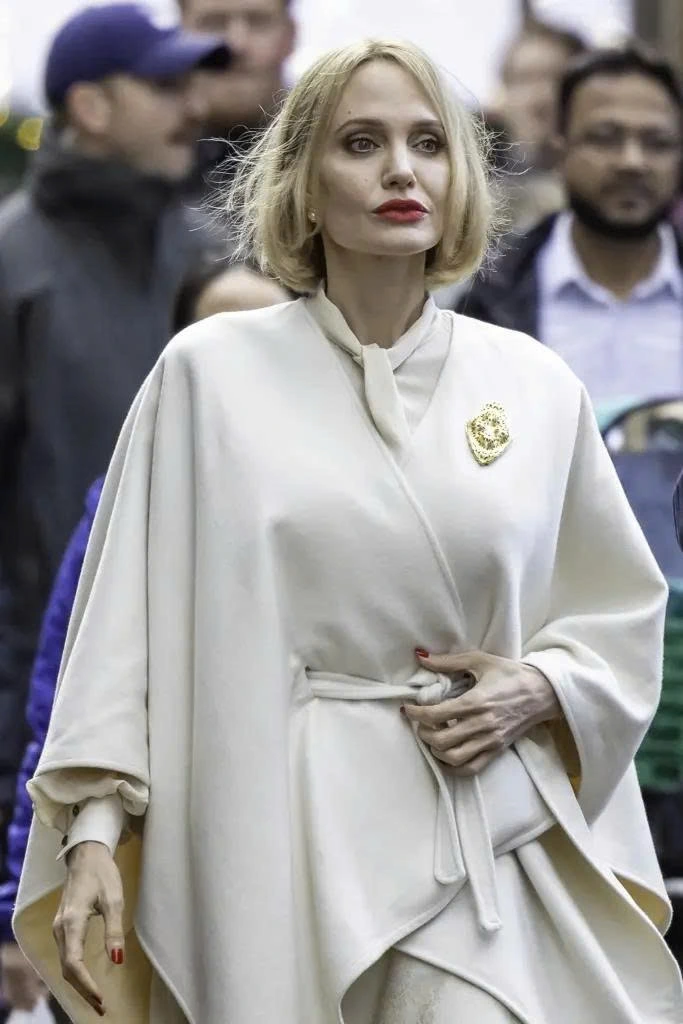 Angelina Jolie trên phim trường Anxious People. Ảnh: Backgrid