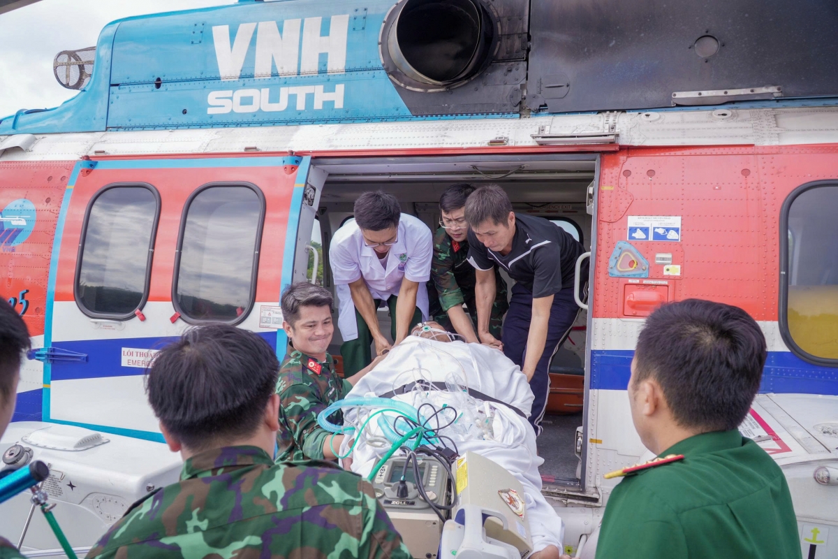Tổ cấp cứu đưa bệnh nhân từ đảo về bệnh viện bằng trực thăng cứu hộ.