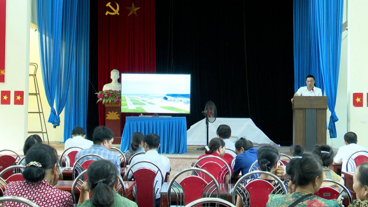 Lãnh đạo UBND xã Gia Bình tổ chức đối thoại với người dân thôn Thủ Pháp về GPMB cho dự án Cảng hàng không quốc tế Gia Bình. Ảnh: PV