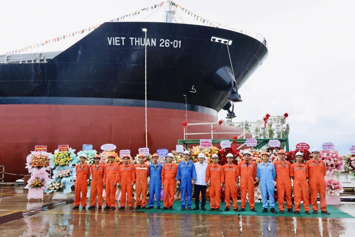 Cũng trong ngày 14/9, Việt Thuận tiếp tục hạ thủy tàu hàng rời Việt Thuận 26-01 với trọng tải 26.000 DWT
