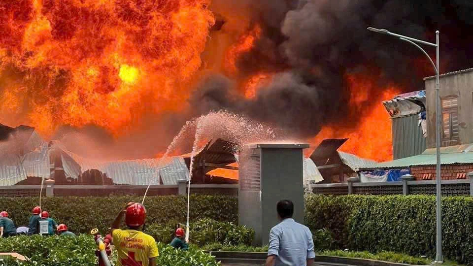 Ngọn lửa bùng phát dữ dội 