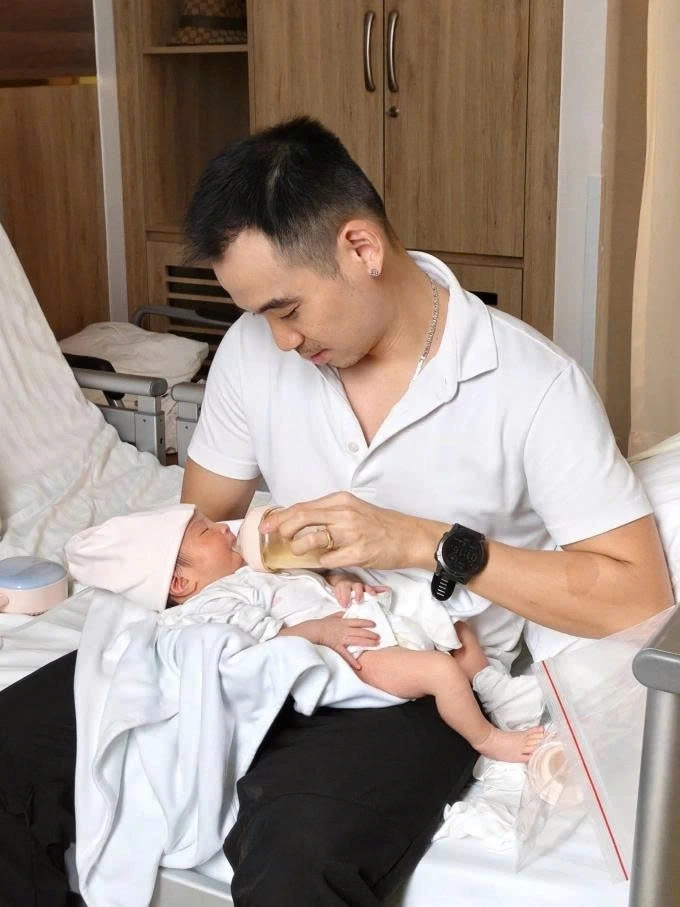 Bé Harley - con gái mới chào đời của hoa hậu H'Hen Niê - có gương mặt được nhiều khán giả ví như bản sao của bố, còn đôi chân dài giống mẹ.