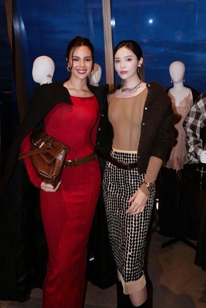Hoa hậu Kỳ Duyên đọ sắc với Miss Universe 2018 Catriona Gray tại một sự kiện thời trang.