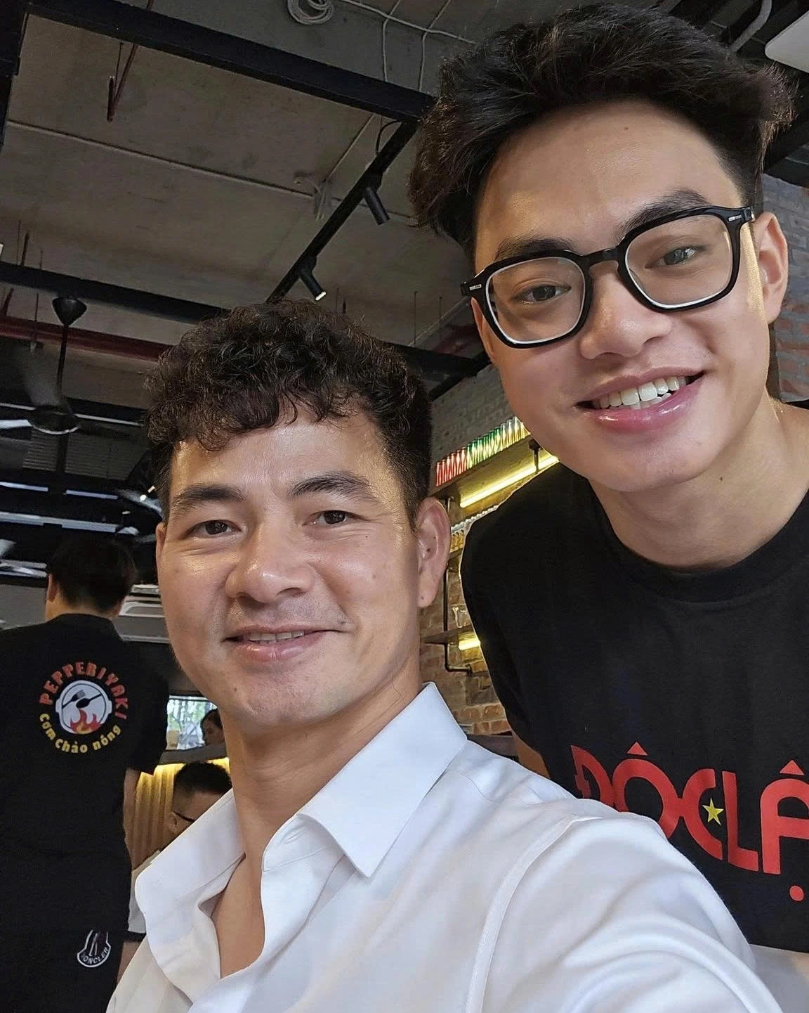 NSND Xuân Bắc đưa con trai đi cà phê, tranh thủ hỏi han con sau một tuần vào đại học. Khán giả nhận xét con trai cả của nghệ sĩ ngày càng như bản sao của anh.