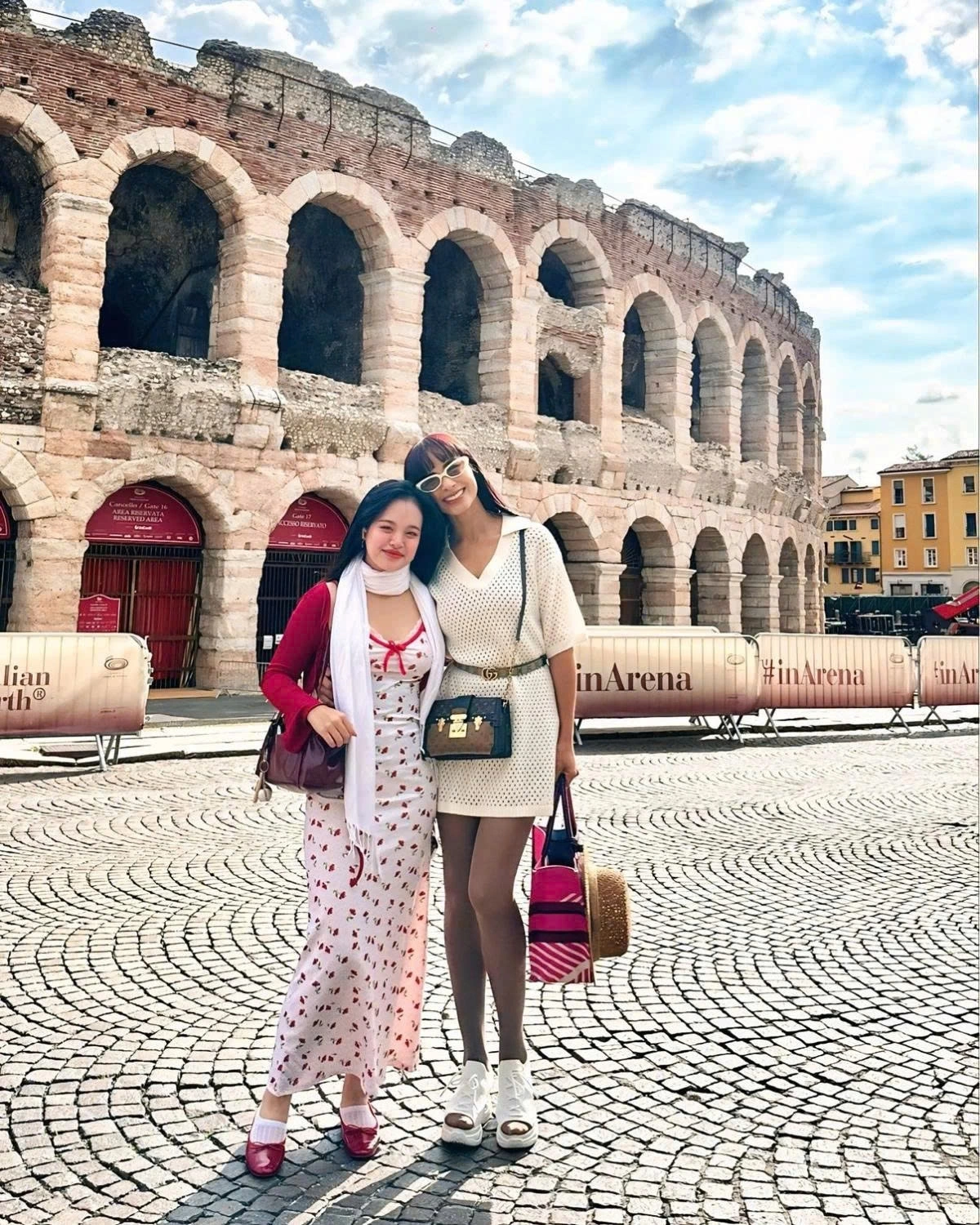 Thúy Hạnh đưa con gái lớn Suli đi tham quan khắp Italia nhân dịp cùng con sang đây làm thủ tục nhập học. (Nguồn: FBNV)