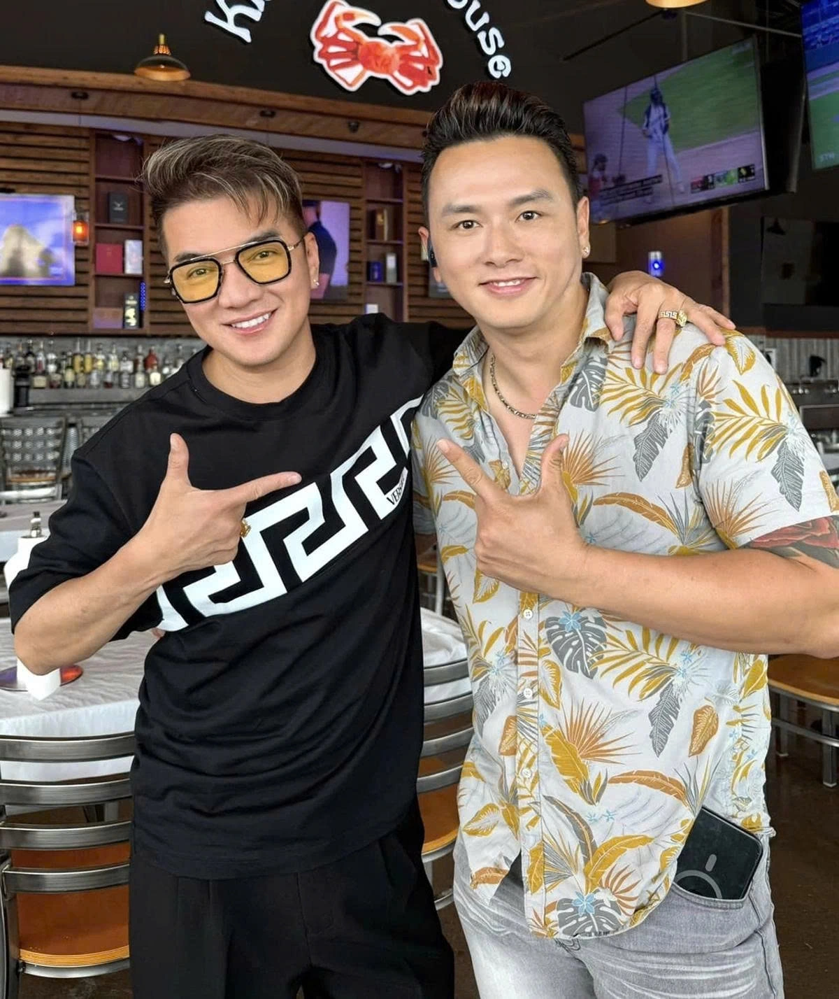 Đàm Vĩnh Hưng ghé nhà hàng của Hàn Thái Tú ở Mỹ, thưởng thức các món ngon Việt Nam do đàn em đích thân nấu.