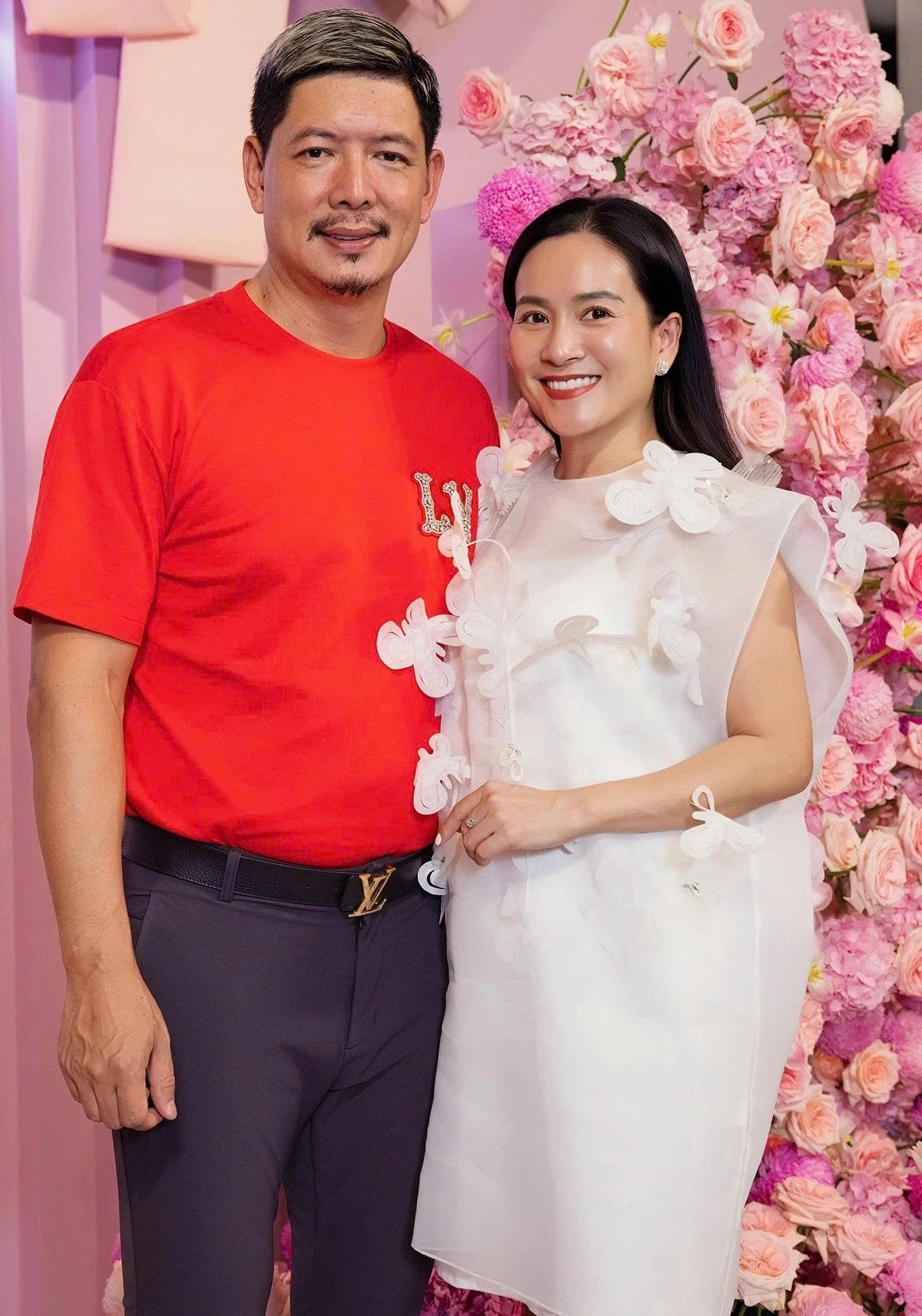 Diễn viên Bình Minh trông khác lạ khi để râu, nhuộm tóc highlight cùng bà xã dự tiệc sinh nhật con gái Chi Bảo - Lý Thùy Chang.