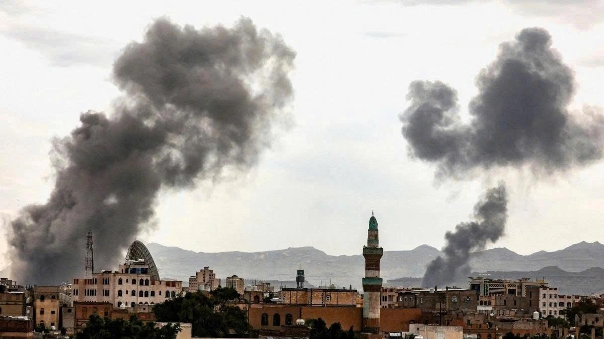 Khói bốc lên sau cuộc không kích của Israel vào Sanaa, Yemen ngày 10/9. Ảnh: Reuters